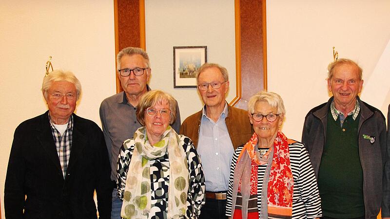 Rhönklub-Präsident Klaus Neisser (links) ehrte Mitglieder für besondere Verdienste (weiter von links): Gregor Holzinger, Roswitha Schlereth, Franz Herrler, der zum Ehrenmitglied ernannt wurde, Marianne Przeliorz und Werner Weigand.                ...