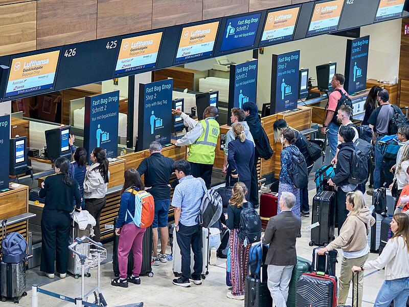 Flughafen BER mit wartenden Fluggästen