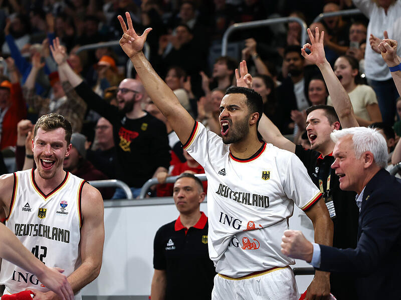 Die deutsche Nationalmannschaft um (von links) Andi Obst, Johannes Thiemann und DBB-Vizepr&auml;sident Armin Andres gastiert im Juli wieder in der Bamberger Brose-Arena.