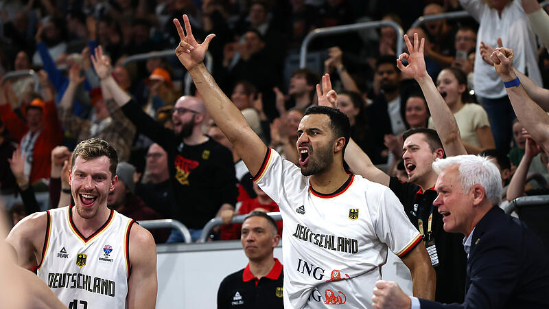 Die deutsche Nationalmannschaft um (von links) Andi Obst, Johannes Thiemann und DBB-Vizepr&auml;sident Armin Andres gastiert im Juli wieder in der Bamberger Brose-Arena.