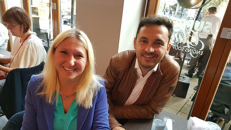 Silke Launert   mit ihrem    Freund   Aleksandar Trifunovic  zu Beginn der Wahlparty. Auch am Ende des Wahlabends   in Bayreuth   hatte die wiedergew&auml;hlte Direktkandidatin    Grund  zur Freude.Forchheim & Fr&auml;nkische Schweiz