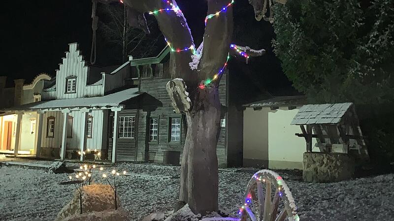 Blick in die Westernstadt im Advent 2021: Sie ist Teil des Freizeitparks „Fränkisches Wunderland“.Forchheim & Fränkische Schweiz Blick in die Westernstadt im Advent 2021: Sie ist Teil des Freizeitparks „Fränkisches Wunderland“.Forchheim & Fränkische Schweiz