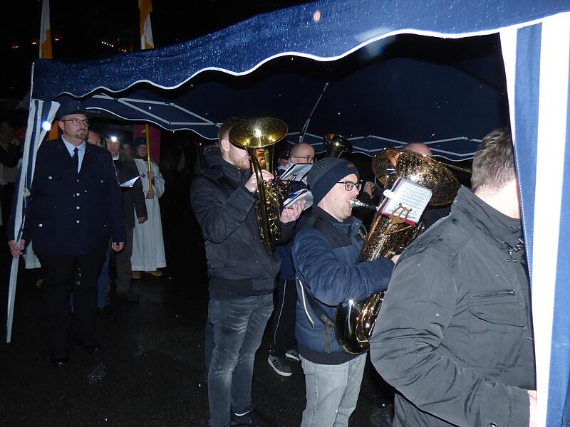 Unter einem Zeltdach wurde die Blaskapelle vor dem Regen geschützt.Forchheim & Fränkische Schweiz Unter einem Zeltdach wurde die Blaskapelle vor dem Regen geschützt.Forchheim & Fränkische Schweiz