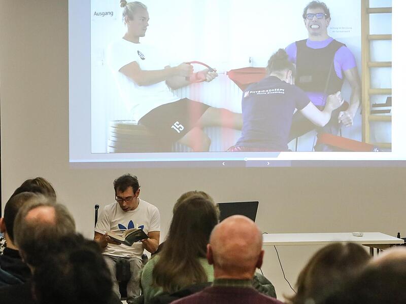 Videosequenzen untermalten die Lesung eindrucksvoll.