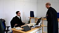 Staatsanwalt Johannes Degel und der psychiatrische Gutachter Dr. Thomas Wenske aus Möhrendorf