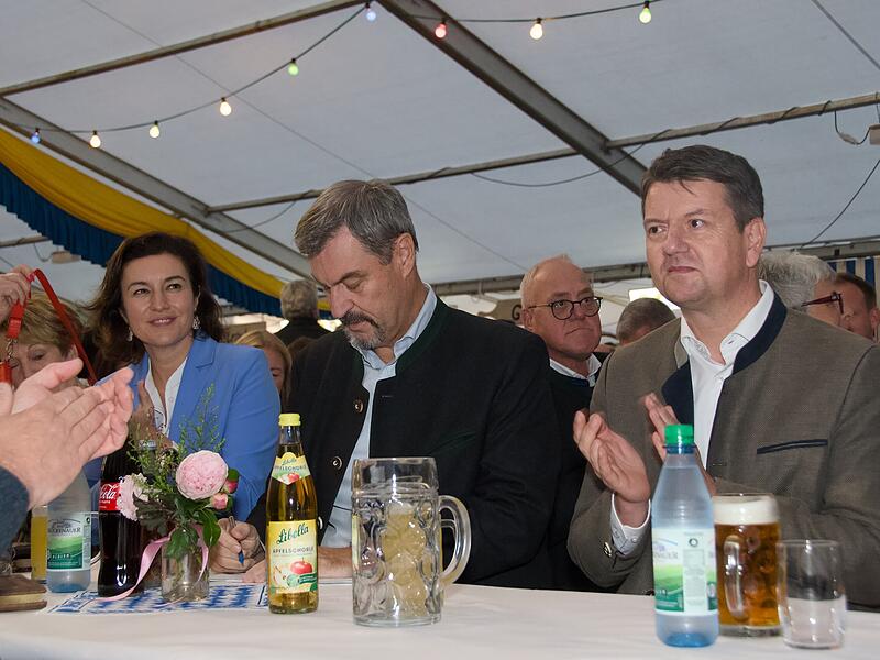 Feier 60 Jahre CSU Schondra mit Ministerpräsident Markus Söder: Söder mit Sandro Kirchner und Dorothee Bär
