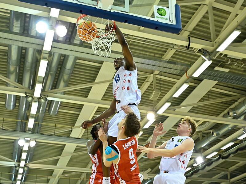 Darius Dawson (Nr. 13) und Nico Höllerl vom BBC Coburg haben mit ihrem Team einen Super-Saisonstart hingelegt.