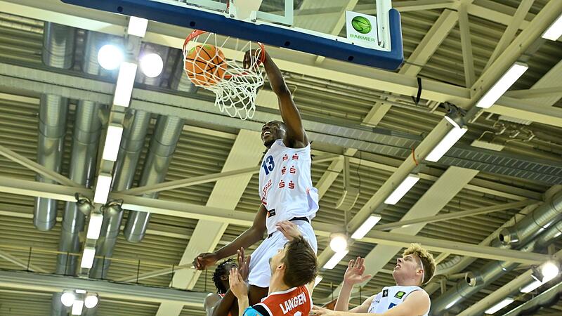 Darius Dawson (Nr. 13) und Nico Höllerl vom BBC Coburg haben mit ihrem Team einen Super-Saisonstart hingelegt.