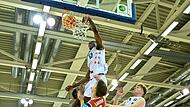 Darius Dawson (Nr. 13) und Nico Höllerl vom BBC Coburg haben mit ihrem Team einen Super-Saisonstart hingelegt.