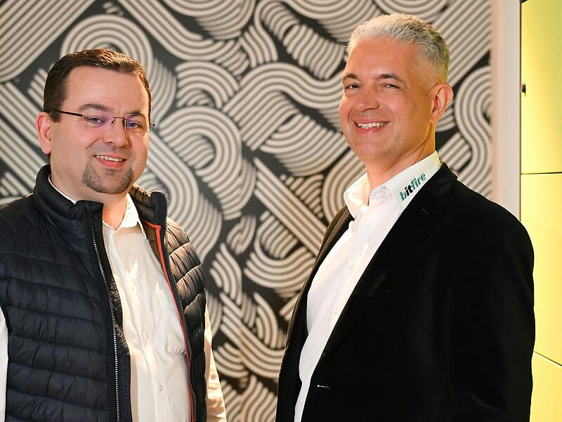 Bitfire-Geschäftsführer Holger Fries (rechts) suchte einen Experten, "der mit Mitarbeitern professionell umgehen kann". Deshalb stellte er Gregor Weyland als Feelgood-Manager ein. Bitfire-Geschäftsführer Holger Fries (rechts) suchte einen Experten, "der mit Mitarbeitern professionell umgehen kann". Deshalb stellte er Gregor Weyland als Feelgood-Manager ein.