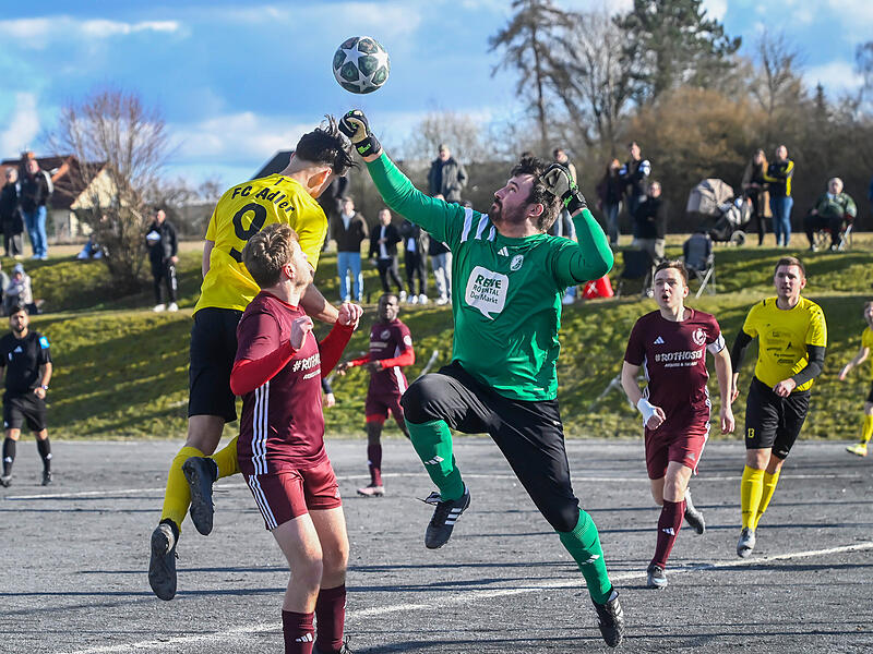 Der Einberger Keeper Christian Heubner versucht vor dem Weidhausener Alessandro Kessler zu kl&auml;ren.