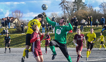 Der Einberger Keeper Christian Heubner versucht vor dem Weidhausener Alessandro Kessler zu kl&auml;ren.
