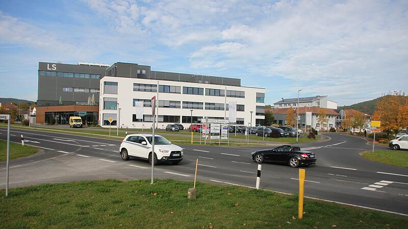 Der Kreuzungsbereich Mangelsfeld/Hauptstra&szlig;e/Steinweg in Gro&szlig;enbrach ist f&uuml;r die Querung per Fu&szlig; oder Rad gef&auml;hrlich.