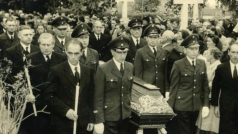 Die Beerdigung der beiden Mordopfer fand am  13. Mai 1953 auf dem Herzogenauracher Friedhof   statt.   Polizisten  trugen die S&auml;rge.