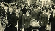 Die Beerdigung der beiden Mordopfer fand am 13. Mai 1953 auf dem Herzogenauracher Friedhof statt. Polizisten trugen die Särge. Die Beerdigung der beiden Mordopfer fand am 13. Mai 1953 auf dem Herzogenauracher Friedhof statt. Polizisten trugen die Särge.