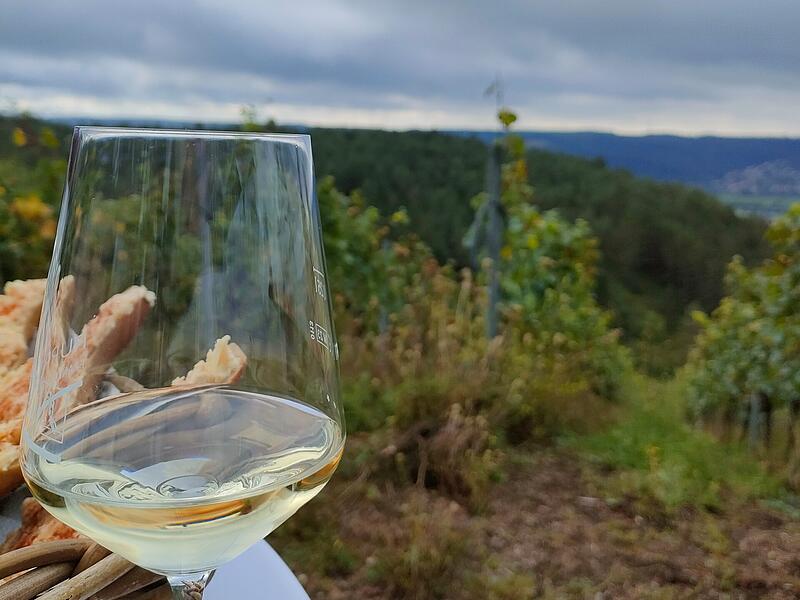 Wein stand bereit bei der Eröffnung der Weinlese in Hammelburg 2024