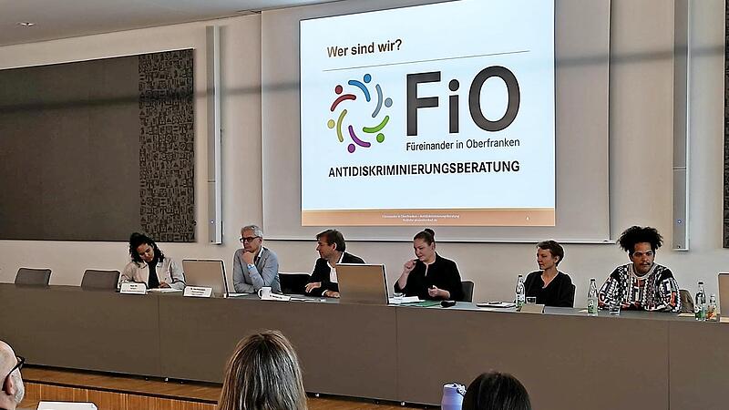 Im großen Saal des Landratsamtes Forchheim wurde die Antidiskriminierungsberatung vorgestellt.