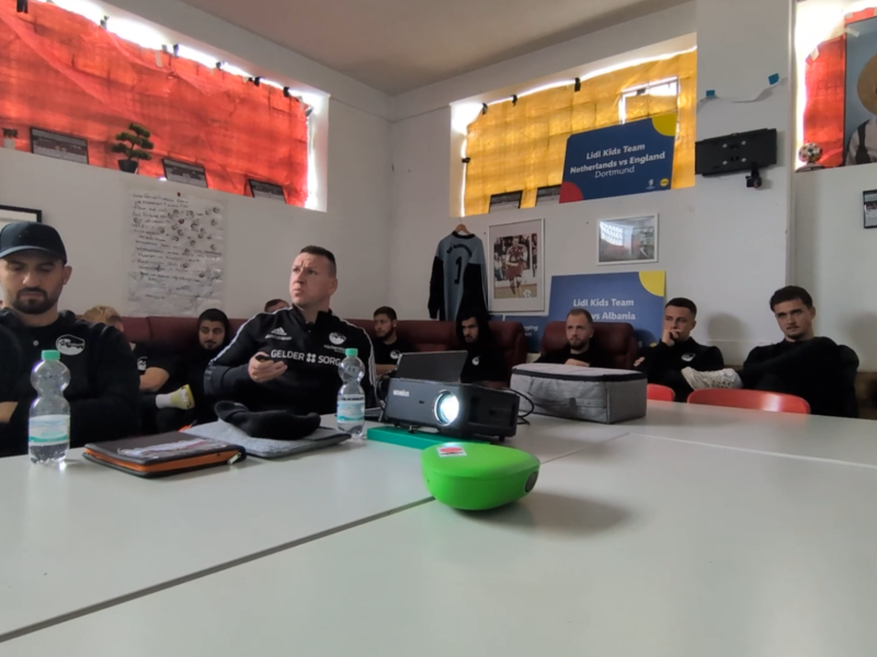 Bayernliga: Teambesprechung des FC Coburg vor dem Match gegen Weiden. Wir waren mit der Kamera dabei.