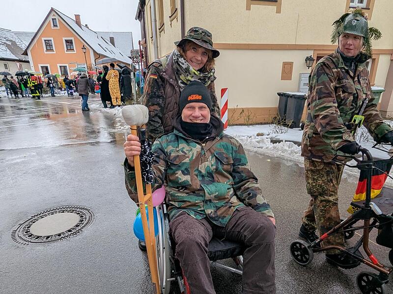 Ganz sch&ouml;n was los in Geisfeld: alle Impressionen vom Faschingsumzug!