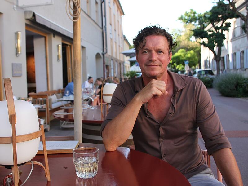 Tom Egelseer hat viele Jahre in der Erlanger Gastroszene, als auch international, gearbeitet. Seit acht Jahren f&uuml;hrt er das Restaurant Holzgarten in Erlangen.