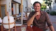 Tom Egelseer hat viele Jahre in der Erlanger Gastroszene, als auch international, gearbeitet. Seit acht Jahren f&uuml;hrt er das Restaurant Holzgarten in Erlangen.