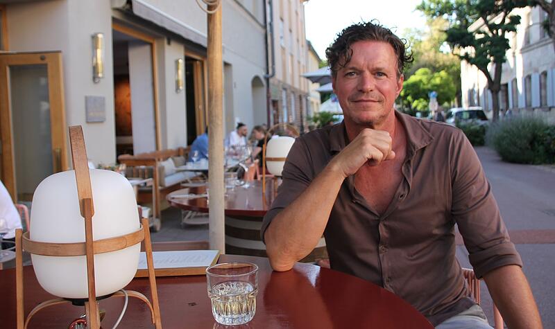 Tom Egelseer hat viele Jahre in der Erlanger Gastroszene, als auch international, gearbeitet. Seit acht Jahren f&uuml;hrt er das Restaurant Holzgarten in Erlangen.