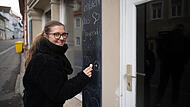 Melanie Becker von ASCO vor dem neuen Jugendcafe in Coburg