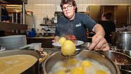 Klöße, Braten, dazu üppige Portionen: Nicht nur im Kreis Forchheim (wie hier bei Karin Kreller in Serlbach), in Franken wird gerne deftig geschlemmt.Forchheim & Fränkische Schweiz Klöße, Braten, dazu üppige Portionen: Nicht nur im Kreis Forchheim (wie hier bei Karin Kreller in Serlbach), in Franken wird gerne deftig geschlemmt.Forchheim & Fränkische Schweiz