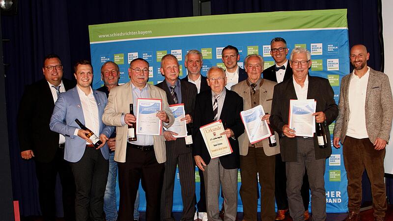 Die ausgezeichneten Schiedsrichter mit (vorne von links) Moritz Meisel, Gert Koch, Hans Bühl, Michael Peter, Robert Schnös, Heinrich Rambacher, Rudolf Wagner sowie Obmann Christian Wetz (rechts) und Schirmherr Alexander Bergmann (links); dahinter ...