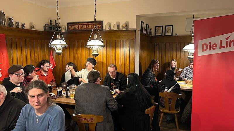 8,5 Prozent f&uuml;r die Linke bei der Bundestagswahl. Auf das Ergebnis hat die Linke Bamberg-Bayreuth im Manns Br&auml;u in Bayreuth angesto&szlig;en.