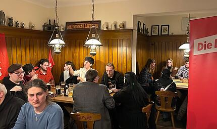 8,5 Prozent f&uuml;r die Linke bei der Bundestagswahl. Auf das Ergebnis hat die Linke Bamberg-Bayreuth im Manns Br&auml;u in Bayreuth angesto&szlig;en.