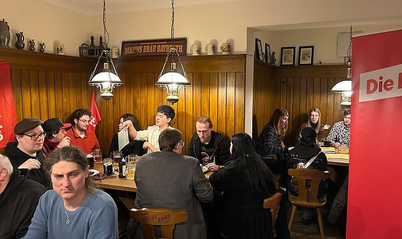 8,5 Prozent f&uuml;r die Linke bei der Bundestagswahl. Auf das Ergebnis hat die Linke Bamberg-Bayreuth im Manns Br&auml;u in Bayreuth angesto&szlig;en.