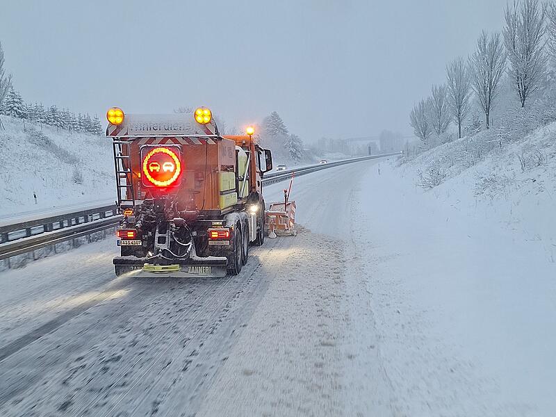 Auch auf der Autobahn A73 hatte der Winterdienst am Montag alle H&auml;nde voll zu tun.