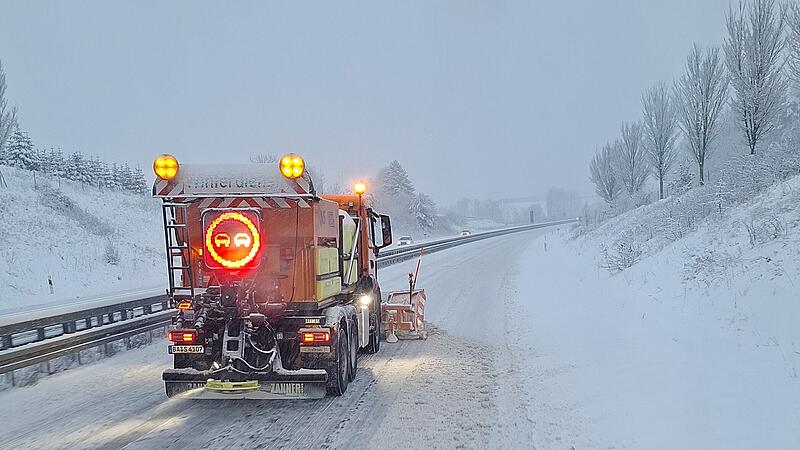 Auch auf der Autobahn A73 hatte der Winterdienst am Montag alle H&auml;nde voll zu tun.