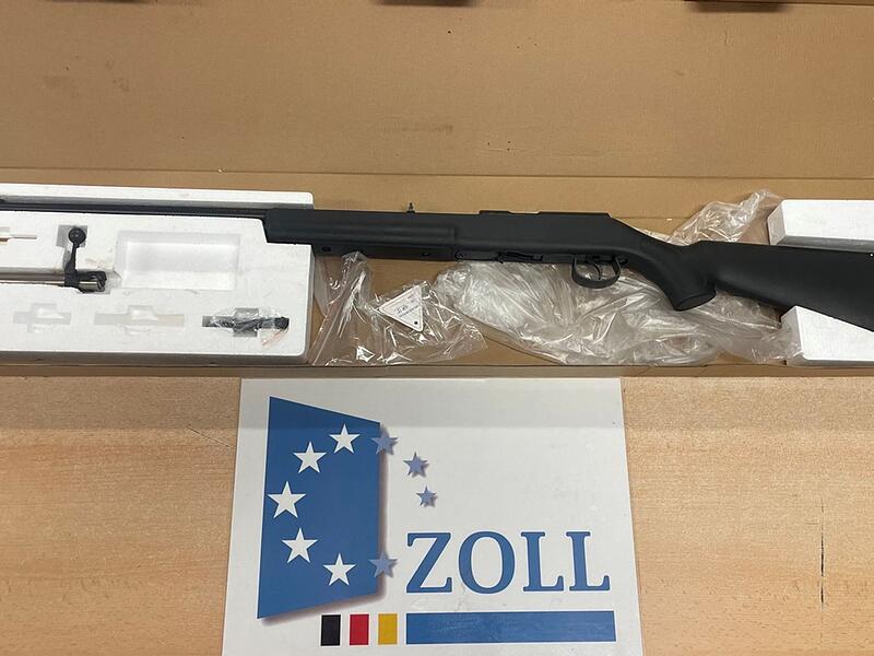 Zollbeamten finden Gewehr in Pappkarton auf A3