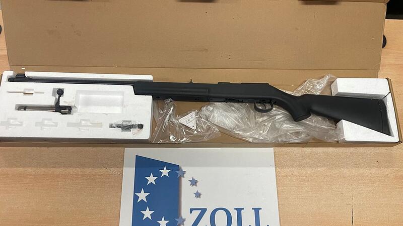 Zollbeamten finden Gewehr in Pappkarton auf A3