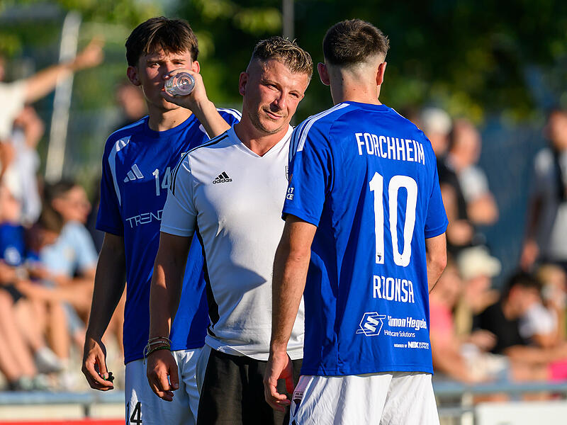 René Ebert mit Jahn Forchheim bei Quelle Fürth gefordert Bei Luis Beck (hinten), Trainer René Ebert und Christian Rzonsa bestand nach dem 3:3 gegen Wendelstein Redebedarf.