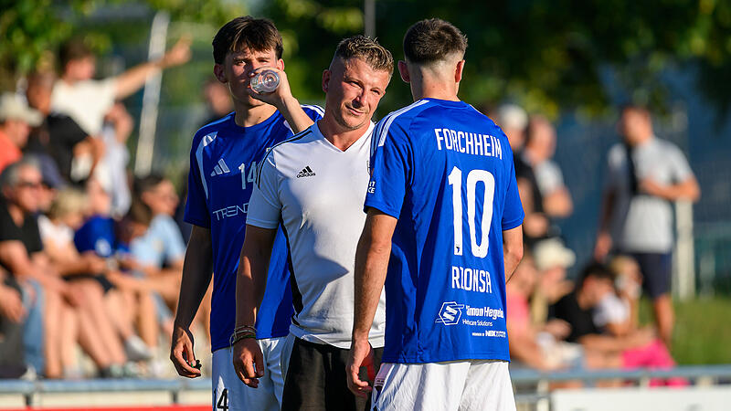 René Ebert mit Jahn Forchheim bei Quelle Fürth gefordert Bei Luis Beck (hinten), Trainer René Ebert und Christian Rzonsa bestand nach dem 3:3 gegen Wendelstein Redebedarf.