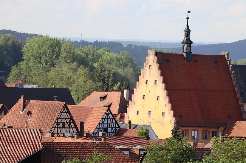Im Bild das Weismainer Rathaus dessen Dachgiebel dieselbe H&ouml;he besitzt wie das  Geb&auml;ude darunter selbst. Dies soll z.B. f&uuml;r Besucher erlebbar sein.
