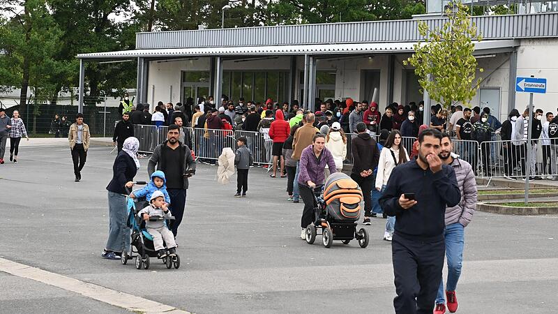 Vor der Essensausgabe bildete sich am Dienstagmittag eine lange Schlange. Derzeit leben so viele Menschen im Ankerzentrum, wie nie zuvor.