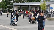 Vor der Essensausgabe bildete sich am Dienstagmittag eine lange Schlange. Derzeit leben so viele Menschen im Ankerzentrum, wie nie zuvor.