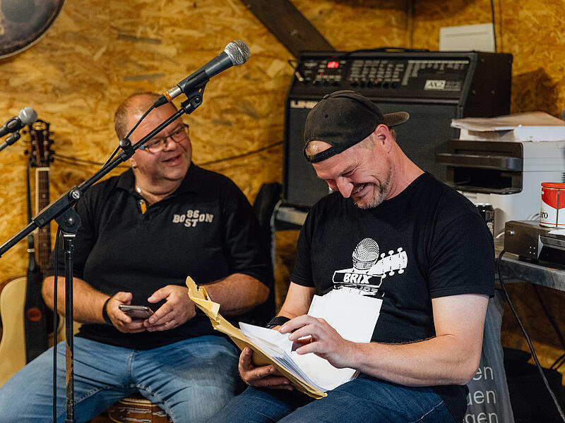 Hatten sichtlich Spa&szlig; bei der Bandprobe von Rh&ouml;ner Bluat: Daniel Rossmann (links) und Frank Schmitt.