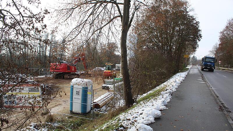Die B&uuml;rgerinitiative kritisiert auch die H&ouml;he, die durch drei Stockwerke aus Containern entsteht. Die Landkreisverwaltung f&uuml;hrt an, dass dies nicht so stark auffallen werde, da das Gel&auml;nde tiefer liegt als die bebauten Fl&auml;chen in der Umgebung.