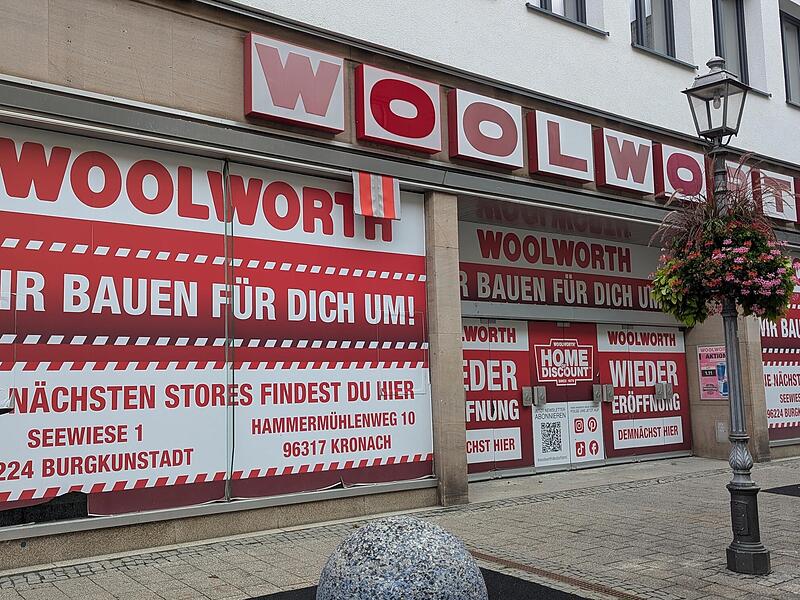 Die Plakate, die noch in den Schaufenstern der Langgasse 6 prangen, verheißen eine baldige Wiedereröffnung am gleichen Standort. Daraus wird allerdings nichts. Die Plakate, die noch in den Schaufenstern der Langgasse 6 prangen, verheißen eine baldige Wiedereröffnung am gleichen Standort. Daraus wird allerdings nichts.