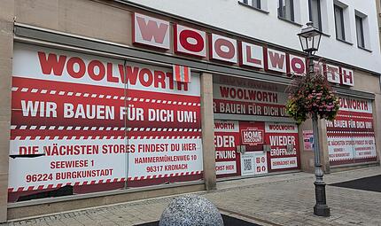 Die Plakate, die noch in den Schaufenstern der Langgasse 6 prangen, verheißen eine baldige Wiedereröffnung am gleichen Standort. Daraus wird allerdings nichts. Die Plakate, die noch in den Schaufenstern der Langgasse 6 prangen, verheißen eine baldige Wiedereröffnung am gleichen Standort. Daraus wird allerdings nichts.