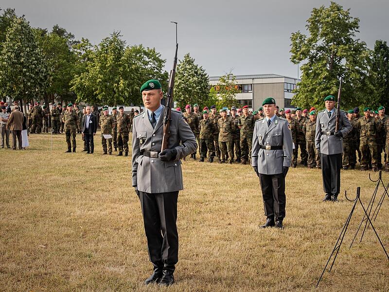 Eine Sache der Ehre – so kommt zur Kranzniederlegung traditionell eine Abstellung des Wachbataillons, um der Zeremonie eine würdevolle Begleitung zu geben.