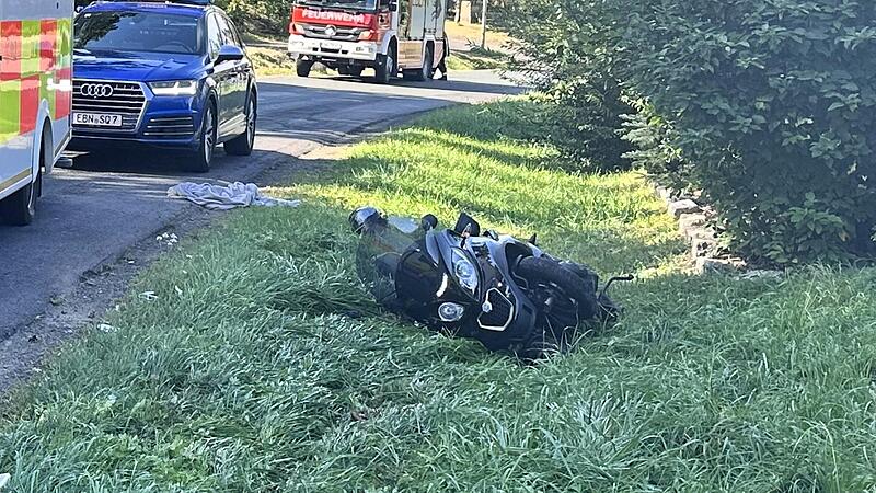 Schwer verletzt wurde ein 48-Jähriger, nachdem er mit seinem Zweirad ins Bankett gekommen und verunglückt war. Die ersten Verkehrsteilnehmer fuhren einfach vorbei ohne Erste Hilfe zu leisten.