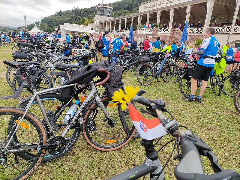 Pause der Radler und Radlerinnen am Turniergeb&auml;ude