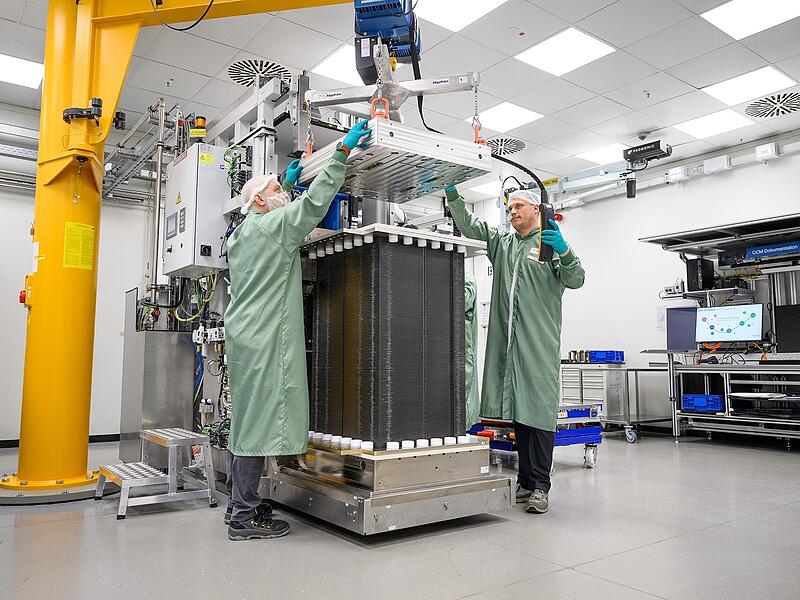 Fertigung des PEM-Elektrolyse-Stacks am Bosch-Standort in Bamberg
