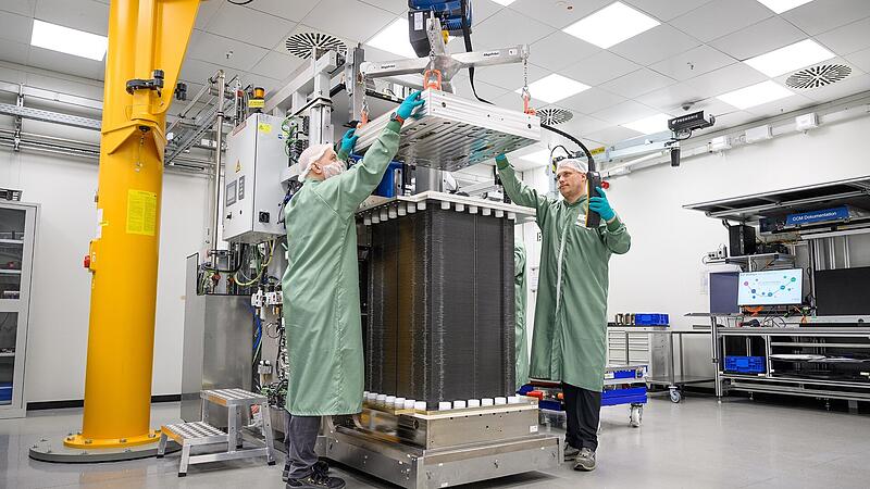 Fertigung des PEM-Elektrolyse-Stacks am Bosch-Standort in Bamberg